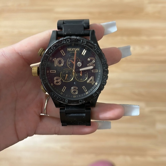 black/gold nixon 51-30